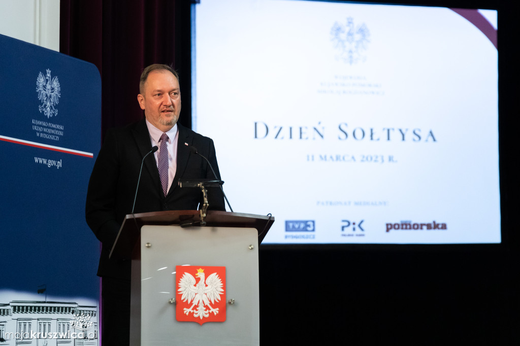 Sołtys Kobylnicy Zenon Gralak z listem gratulacyjnym i podziękowaniami