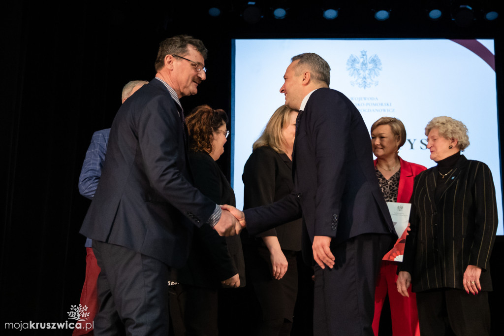 Sołtys Kobylnicy Zenon Gralak z listem gratulacyjnym i podziękowaniami