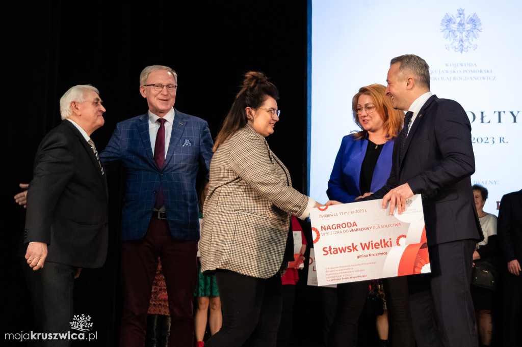 Sołtys Kobylnicy Zenon Gralak z listem gratulacyjnym i podziękowaniami