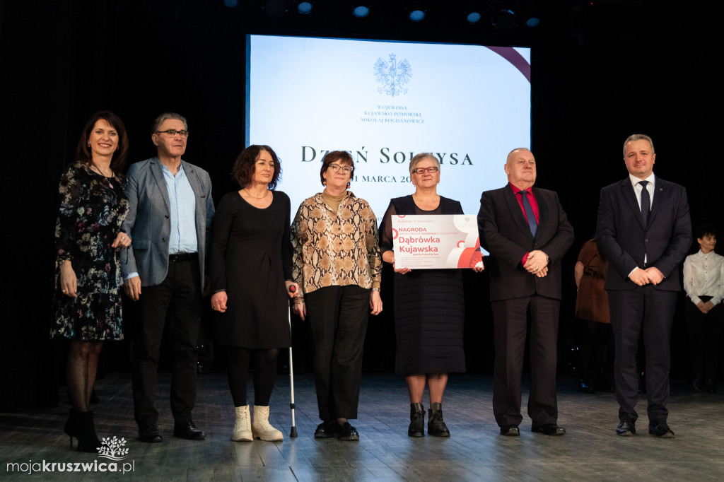 Sołtys Kobylnicy Zenon Gralak z listem gratulacyjnym i podziękowaniami