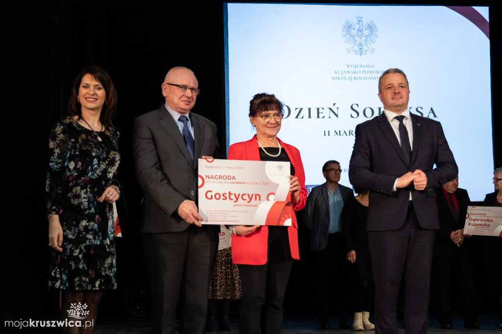 Sołtys Kobylnicy Zenon Gralak z listem gratulacyjnym i podziękowaniami