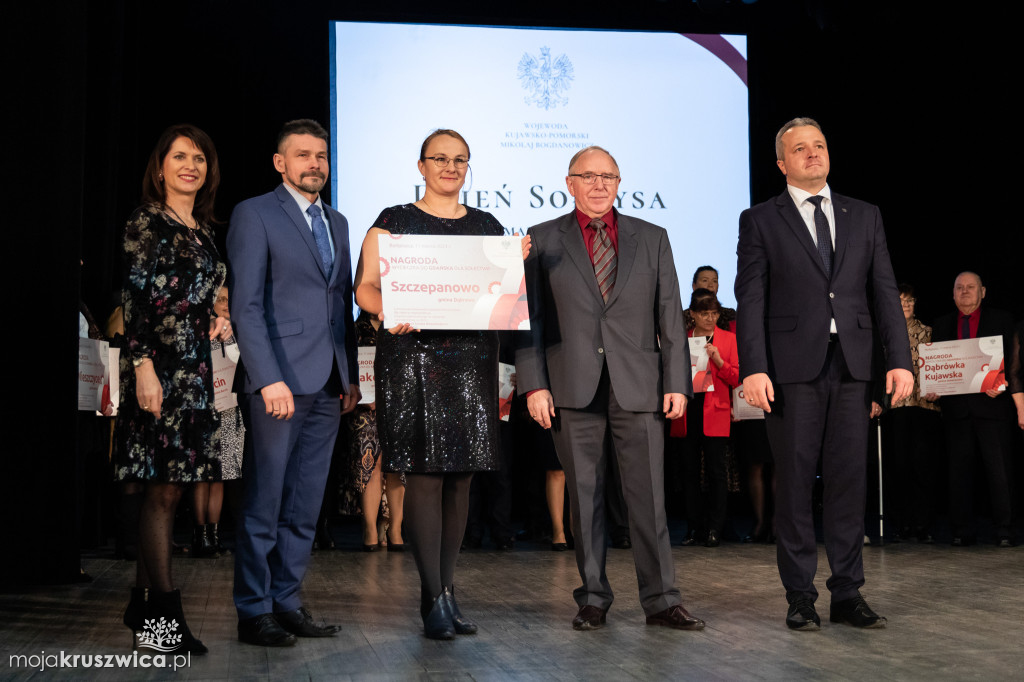 Sołtys Kobylnicy Zenon Gralak z listem gratulacyjnym i podziękowaniami