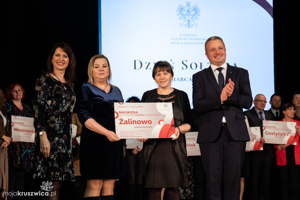 Sołtys Kobylnicy Zenon Gralak z listem gratulacyjnym i podziękowaniami