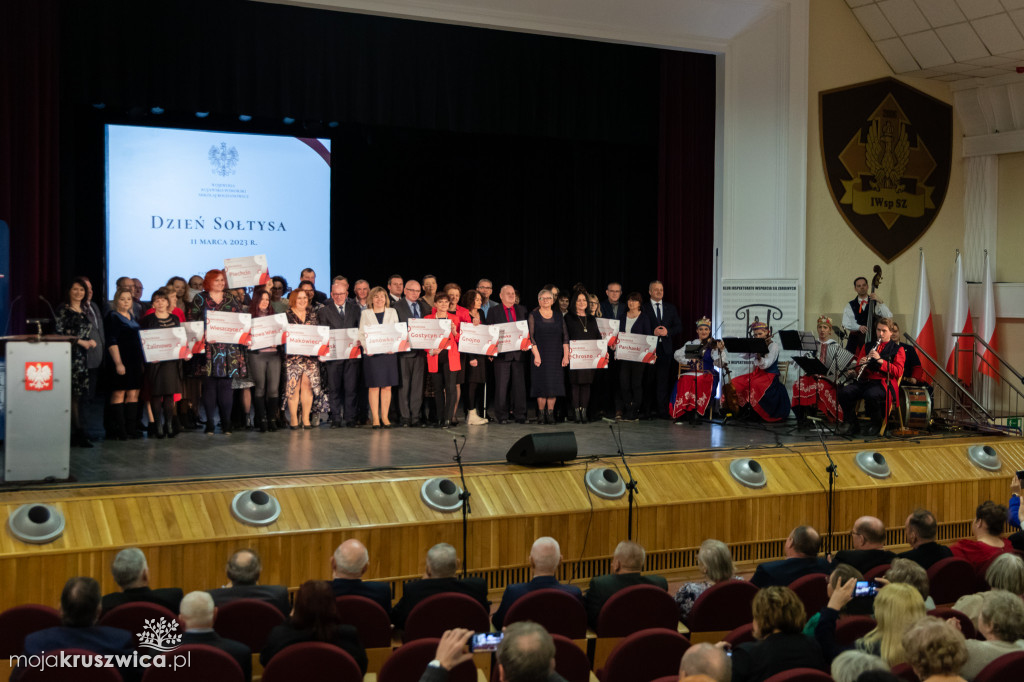 Sołtys Kobylnicy Zenon Gralak z listem gratulacyjnym i podziękowaniami