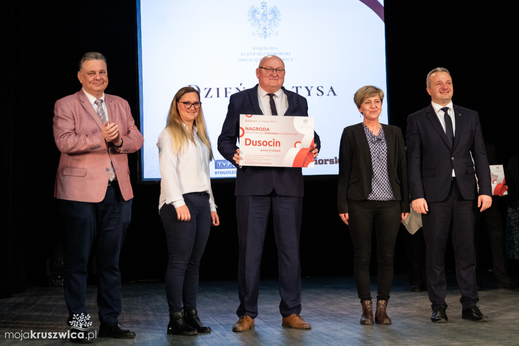 Sołtys Kobylnicy Zenon Gralak z listem gratulacyjnym i podziękowaniami