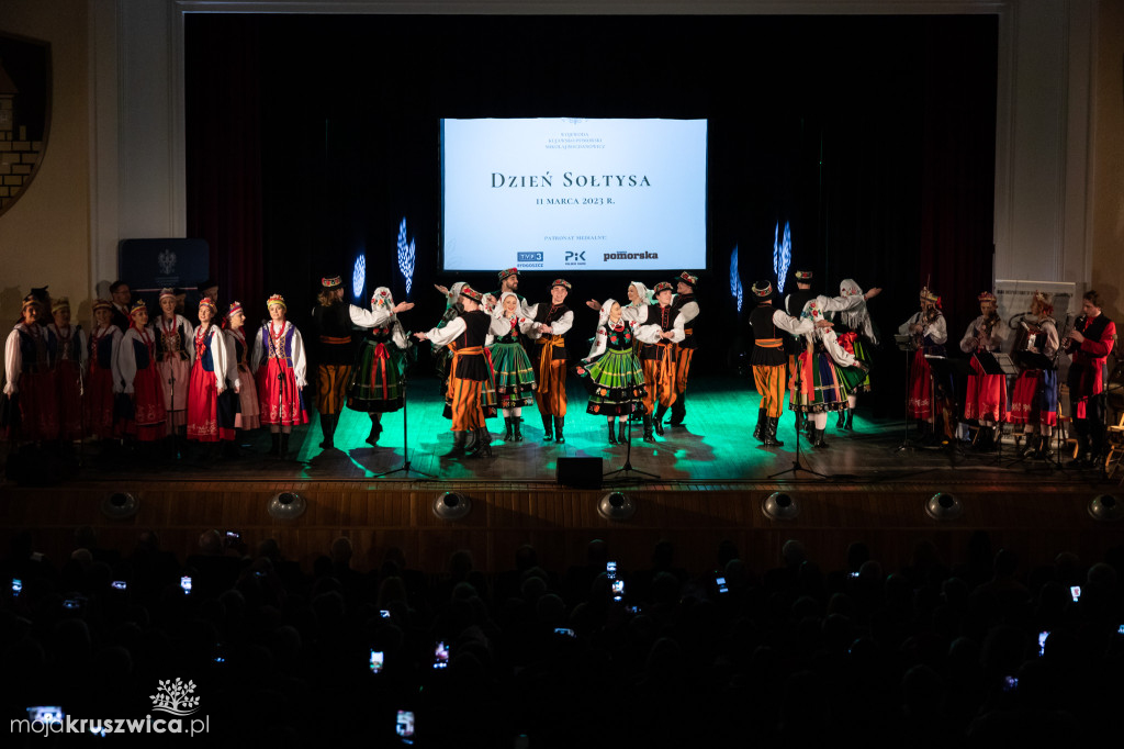 Sołtys Kobylnicy Zenon Gralak z listem gratulacyjnym i podziękowaniami