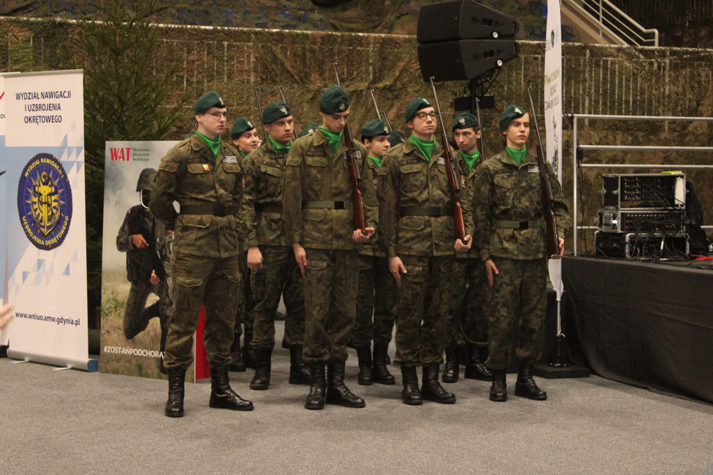Kadeci klas mundurowych z Kruszwicy wzięli udział w Wojskowych Targach w Mogilnie