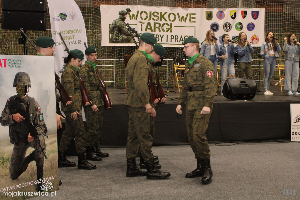 Kadeci klas mundurowych z Kruszwicy wzięli udział w Wojskowych Targach w Mogilnie