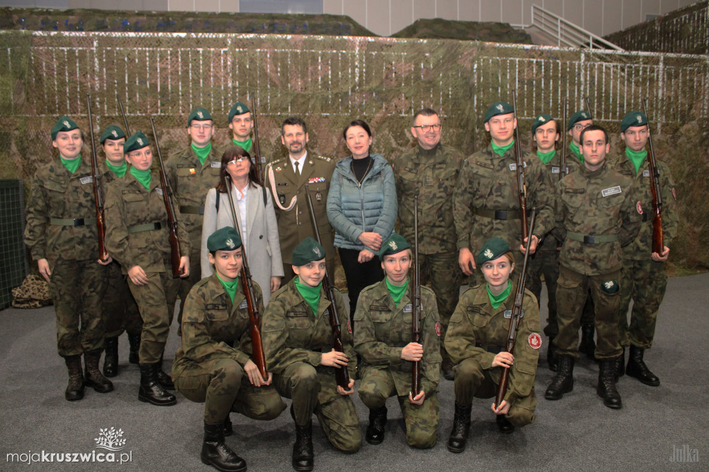 Kadeci klas mundurowych z Kruszwicy wzięli udział w Wojskowych Targach w Mogilnie