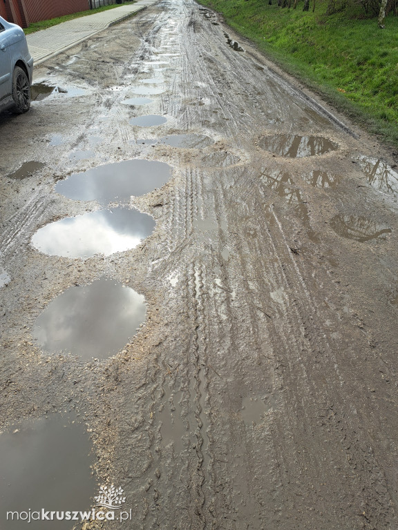 Tak wygląda droga w Rożniatach