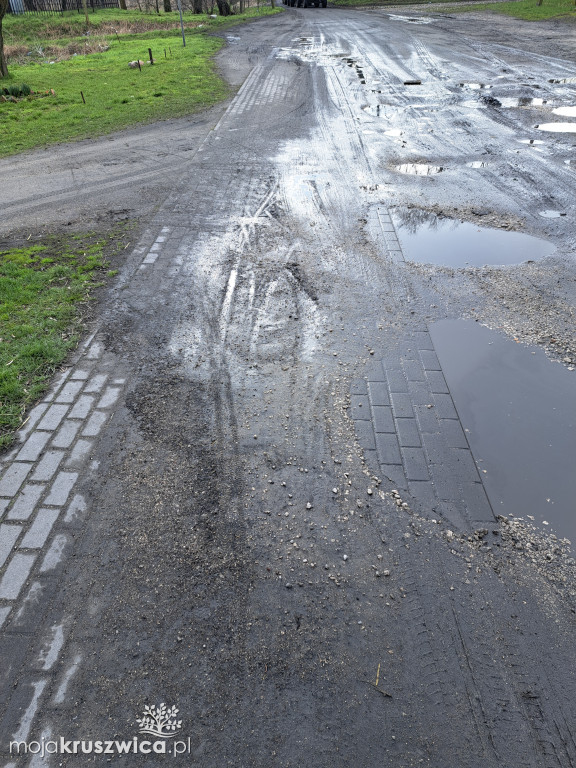 Tak wygląda droga w Rożniatach