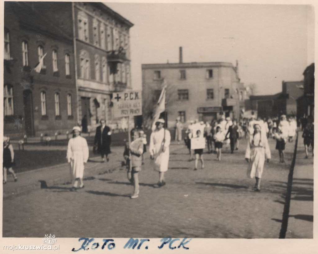 Szli ulicami Kruszwicy w obowiązkowym pochodzie. Pamiętacie te czasy? [ZDJĘCIA]