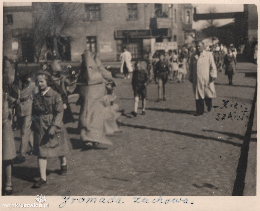 Szli ulicami Kruszwicy w obowiązkowym pochodzie. Pamiętacie te czasy? [ZDJĘCIA]