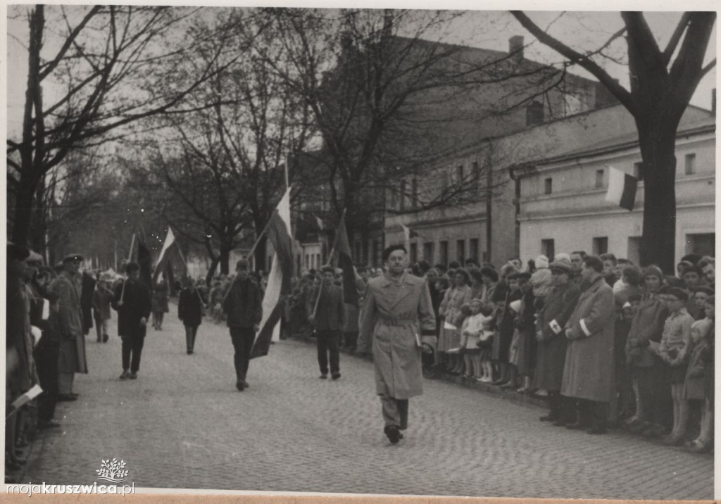 Szli ulicami Kruszwicy w obowiązkowym pochodzie. Pamiętacie te czasy? [ZDJĘCIA]
