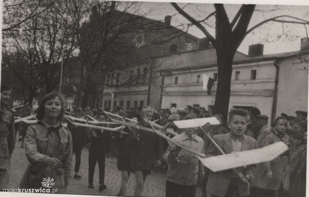 Szli ulicami Kruszwicy w obowiązkowym pochodzie. Pamiętacie te czasy? [ZDJĘCIA]