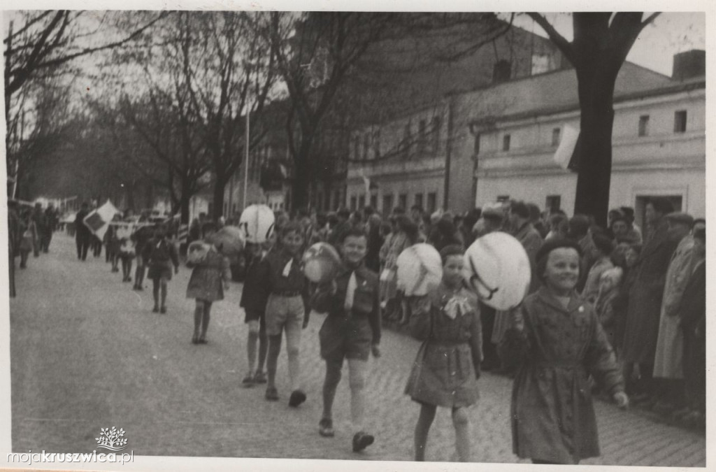 Szli ulicami Kruszwicy w obowiązkowym pochodzie. Pamiętacie te czasy? [ZDJĘCIA]