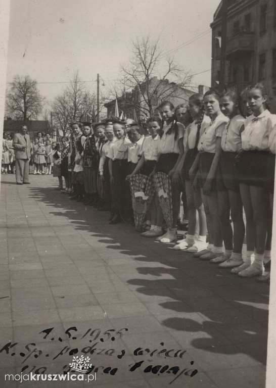 Szli ulicami Kruszwicy w obowiązkowym pochodzie. Pamiętacie te czasy? [ZDJĘCIA]