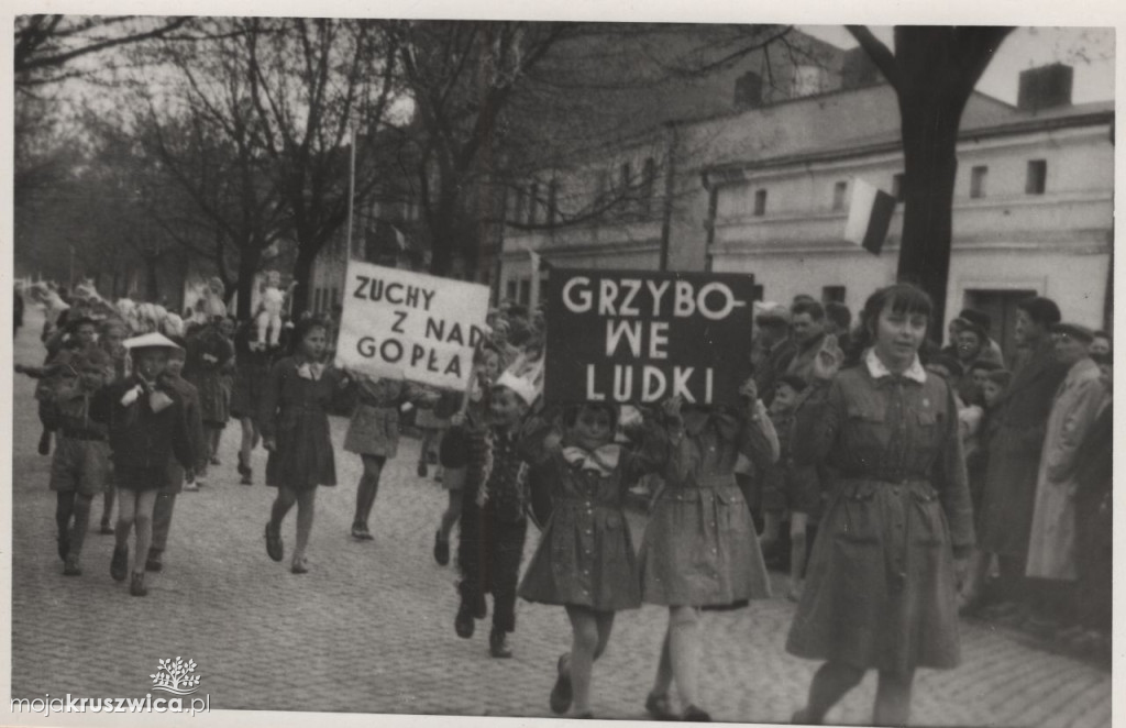 Szli ulicami Kruszwicy w obowiązkowym pochodzie. Pamiętacie te czasy? [ZDJĘCIA]