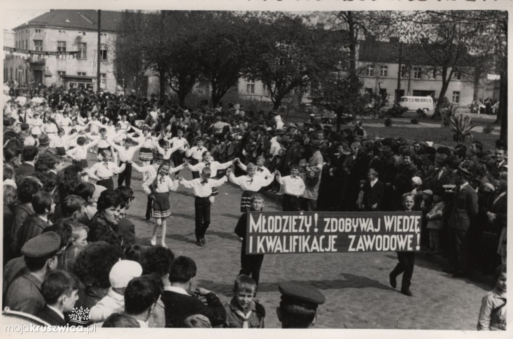 Szli ulicami Kruszwicy w obowiązkowym pochodzie. Pamiętacie te czasy? [ZDJĘCIA]