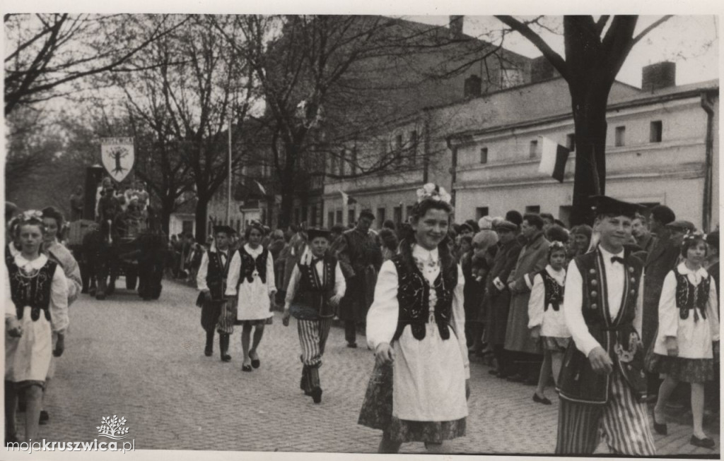 Szli ulicami Kruszwicy w obowiązkowym pochodzie. Pamiętacie te czasy? [ZDJĘCIA]