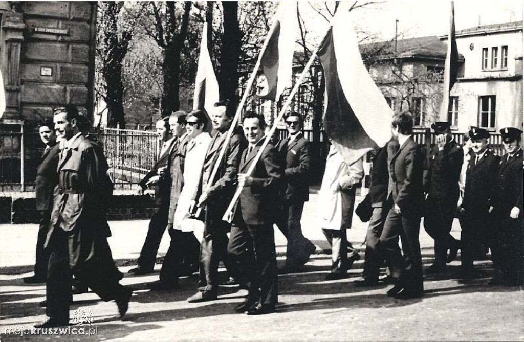 Szli ulicami Kruszwicy w obowiązkowym pochodzie. Pamiętacie te czasy? [ZDJĘCIA]