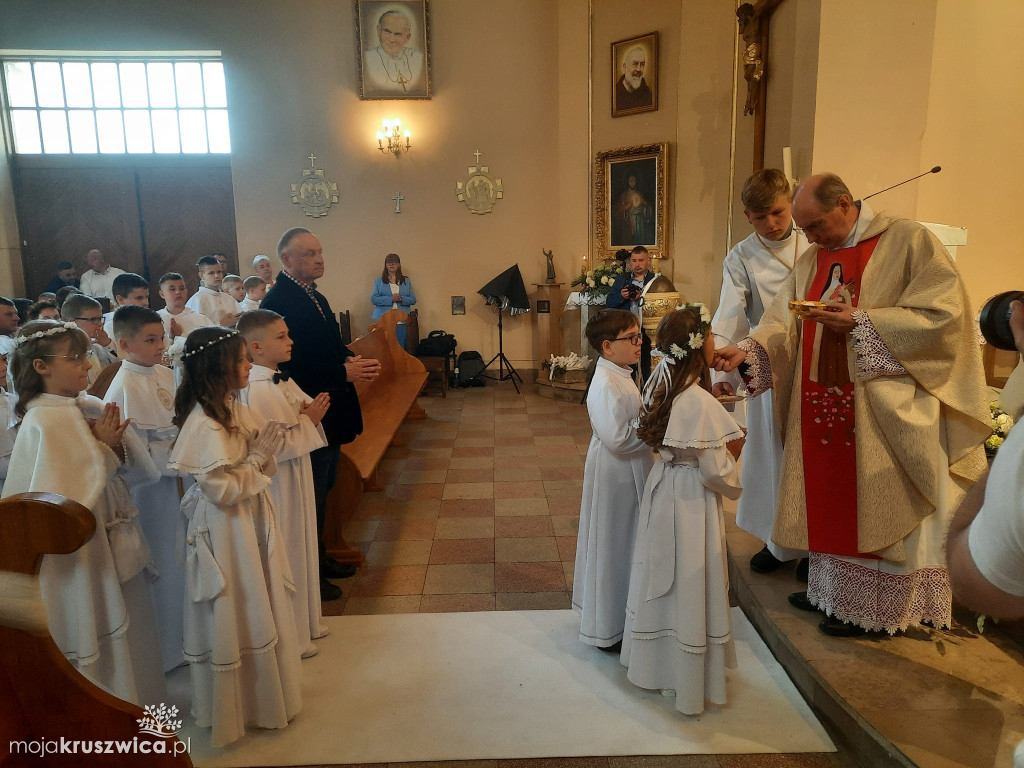 Komunia Święta w Kruszwicy. 22 dzieci przyjęło Pana Jezusa do serca [ZDJĘCIA]