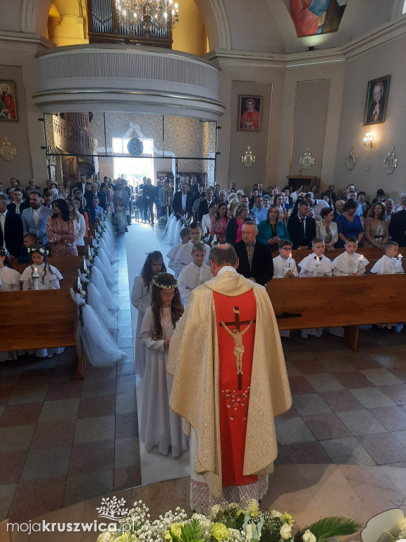 Komunia Święta w Kruszwicy. 22 dzieci przyjęło Pana Jezusa do serca [ZDJĘCIA]