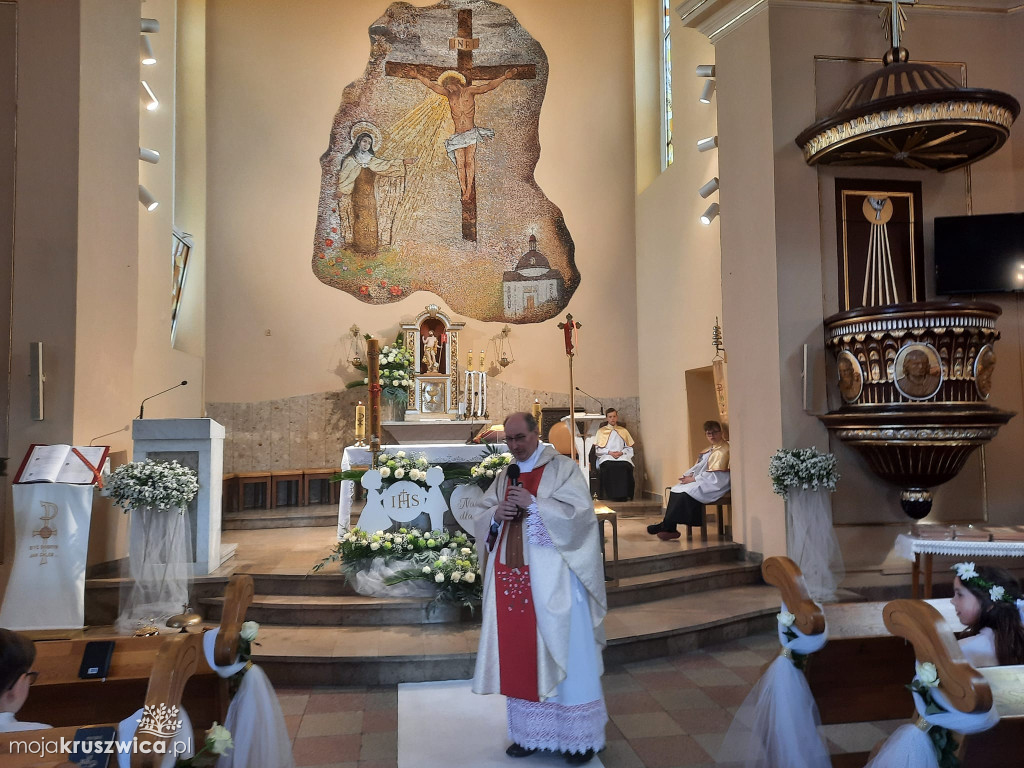 Komunia Święta w Kruszwicy. 22 dzieci przyjęło Pana Jezusa do serca [ZDJĘCIA]