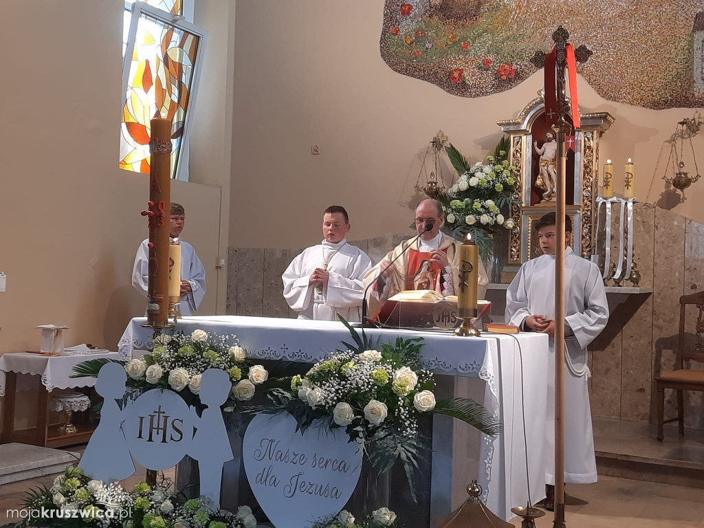 Komunia Święta w Kruszwicy. 22 dzieci przyjęło Pana Jezusa do serca [ZDJĘCIA]