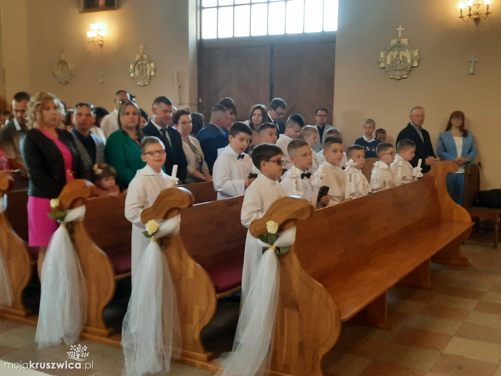 Komunia Święta w Kruszwicy. 22 dzieci przyjęło Pana Jezusa do serca [ZDJĘCIA]