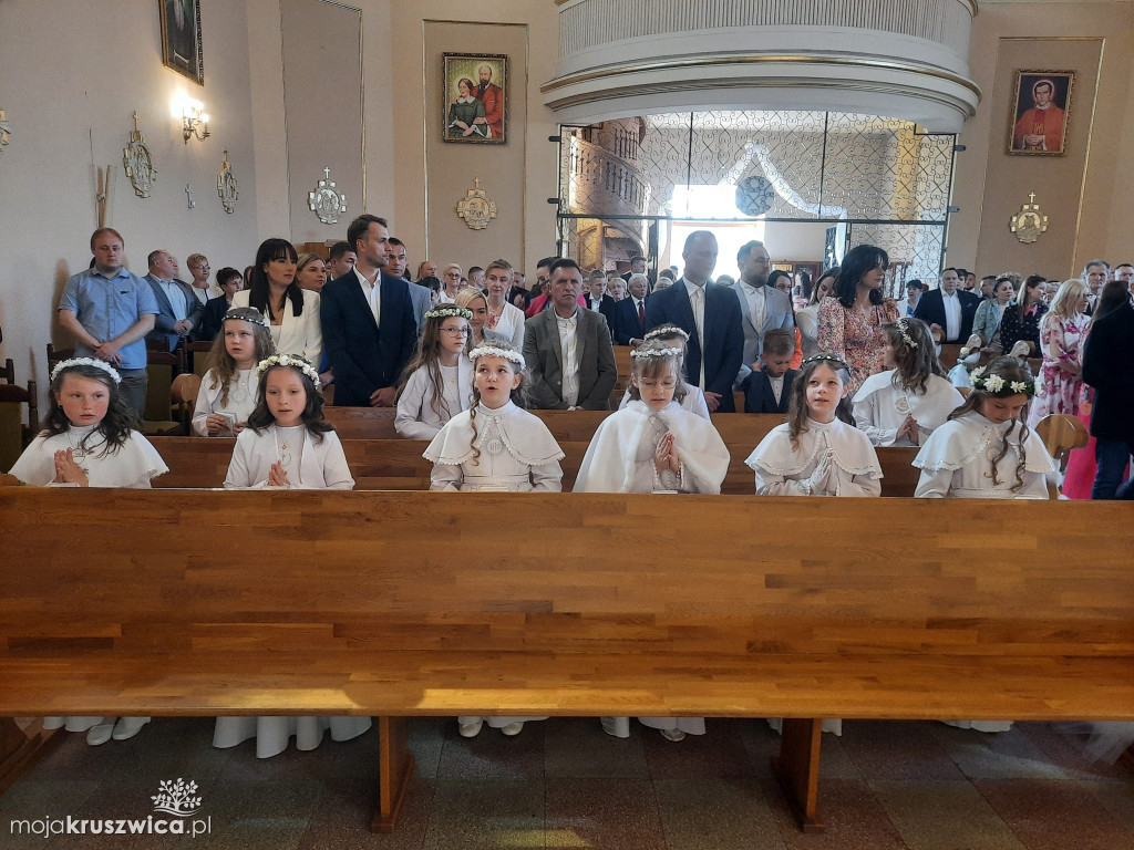 Komunia Święta w Kruszwicy. 22 dzieci przyjęło Pana Jezusa do serca [ZDJĘCIA]
