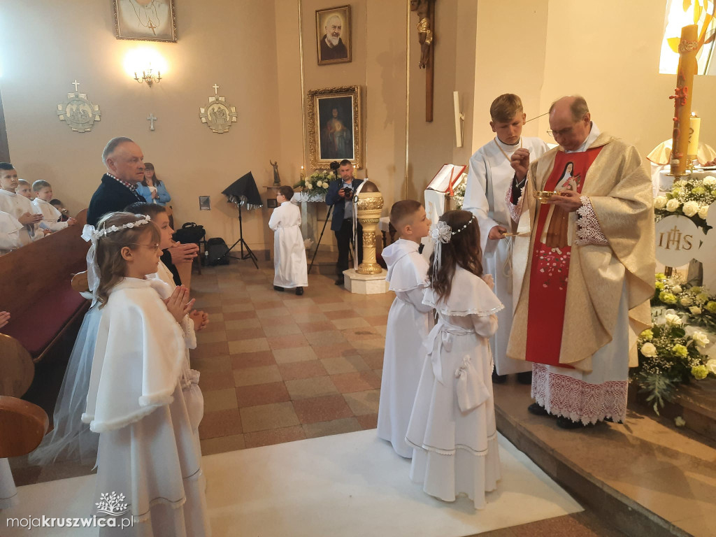 Komunia Święta w Kruszwicy. 22 dzieci przyjęło Pana Jezusa do serca [ZDJĘCIA]