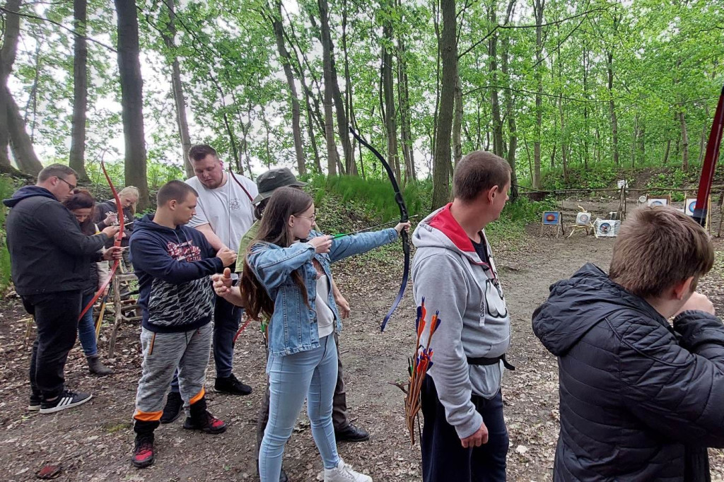 Na Starej Ziemi gościli młodzież. Razem ćwiczono łucznictwo