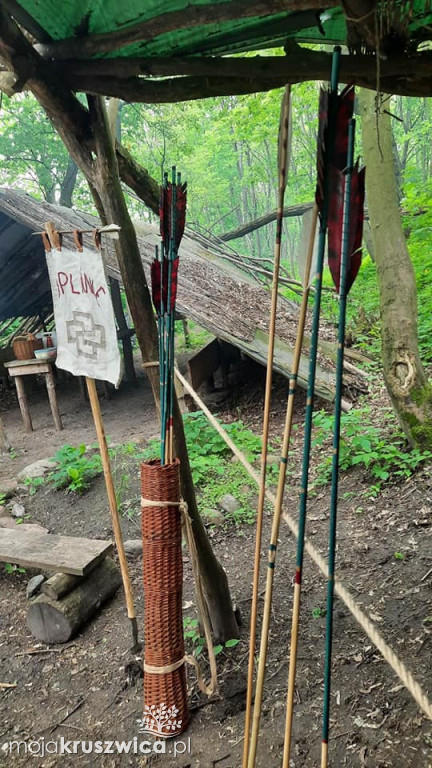 Na Starej Ziemi gościli młodzież. Razem ćwiczono łucznictwo