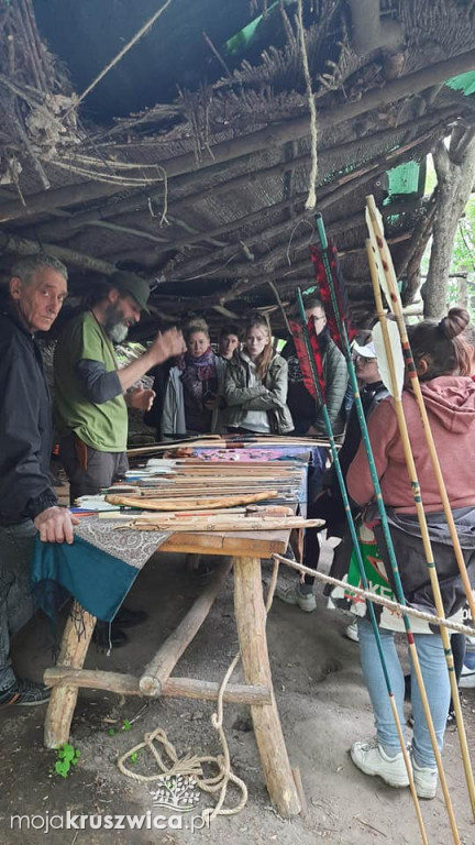 Na Starej Ziemi gościli młodzież. Razem ćwiczono łucznictwo