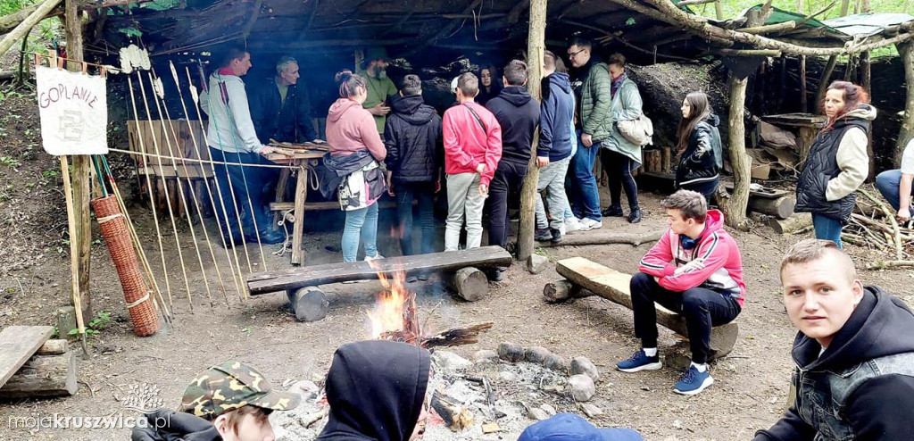 Na Starej Ziemi gościli młodzież. Razem ćwiczono łucznictwo