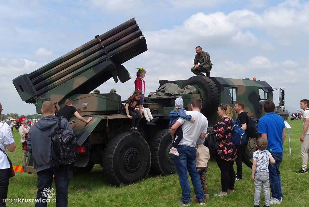 Za nami Piknik Wojskowy w Latkowie. Pokazy i prezentacje na niebie [ZDJĘCIA]