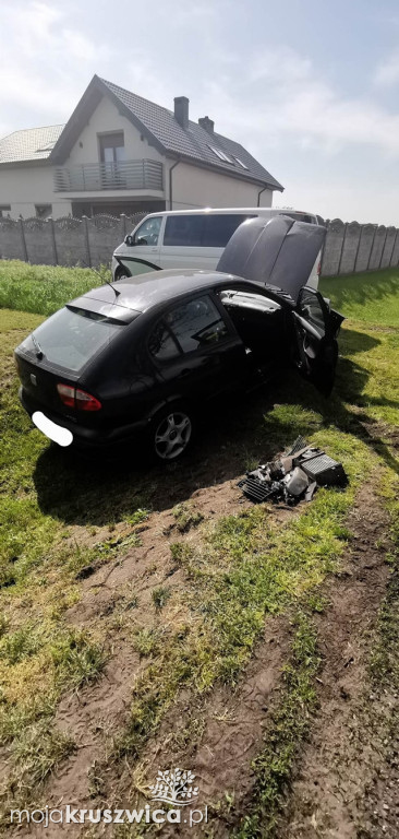 Na Klonowej samochód osobowy uderzył w drzewo [ZDJĘCIA]