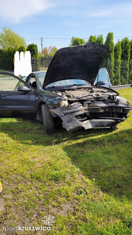 Na Klonowej samochód osobowy uderzył w drzewo [ZDJĘCIA]