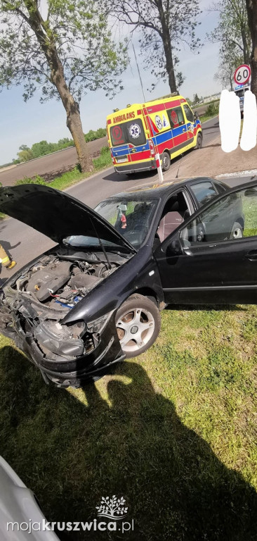 Na Klonowej samochód osobowy uderzył w drzewo [ZDJĘCIA]