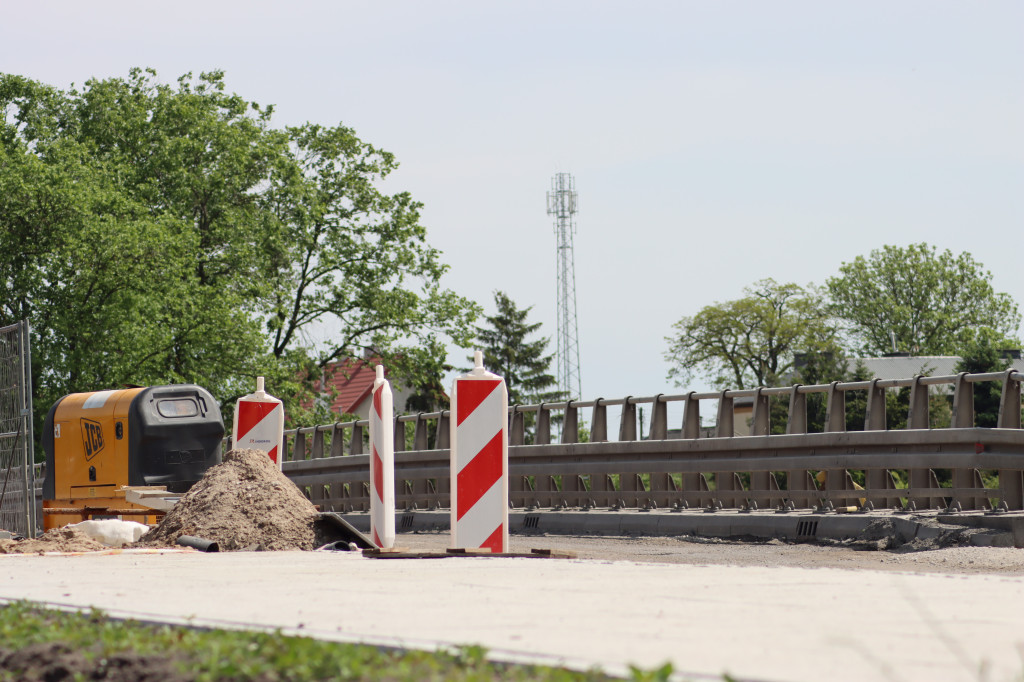 Budowa kładki i przebudowa nawierzchni na moście