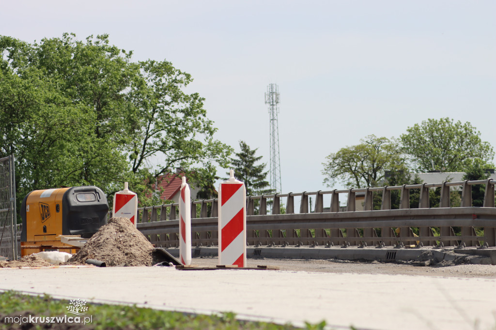 Budowa kładki i przebudowa nawierzchni na moście