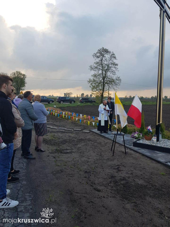 Kraszyce: Poświęcono krzyż - wyraz wdzięczności mieszkańców 