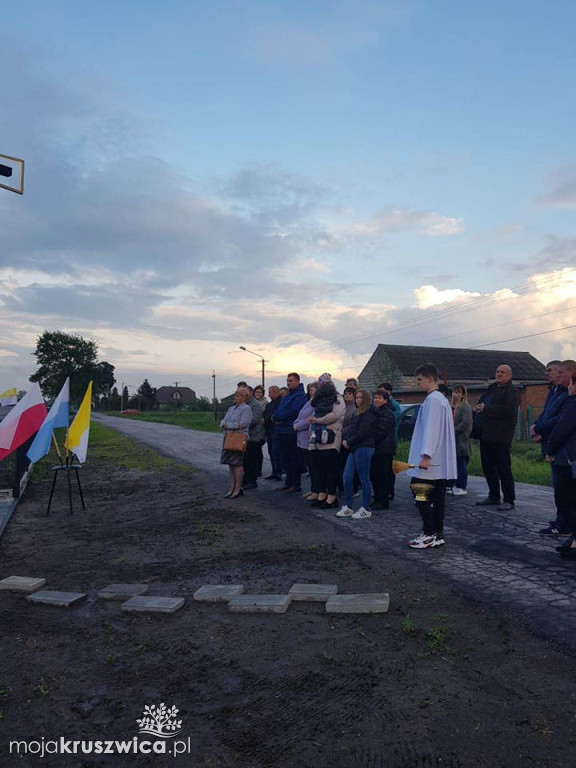 Kraszyce: Poświęcono krzyż - wyraz wdzięczności mieszkańców 