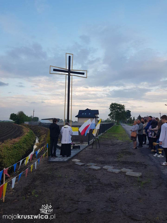 Kraszyce: Poświęcono krzyż - wyraz wdzięczności mieszkańców 