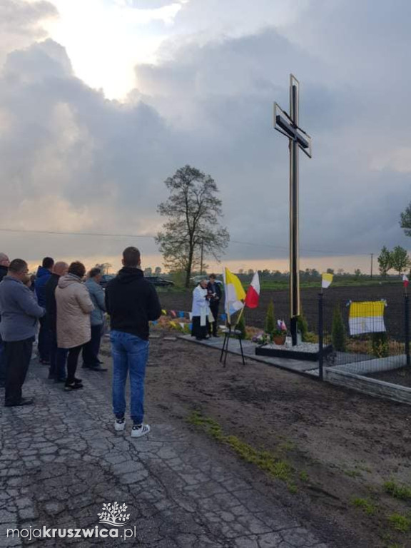 Kraszyce: Poświęcono krzyż - wyraz wdzięczności mieszkańców 