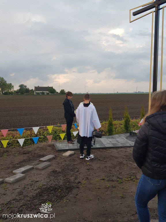 Kraszyce: Poświęcono krzyż - wyraz wdzięczności mieszkańców 