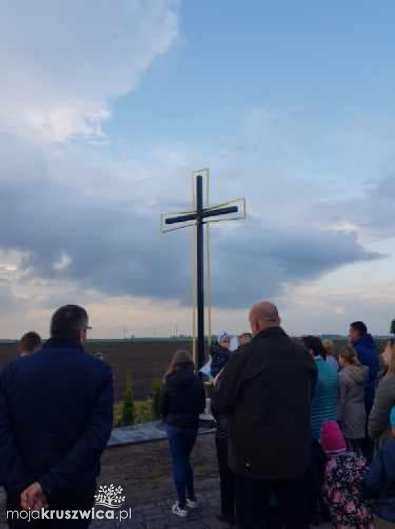 Kraszyce: Poświęcono krzyż - wyraz wdzięczności mieszkańców 