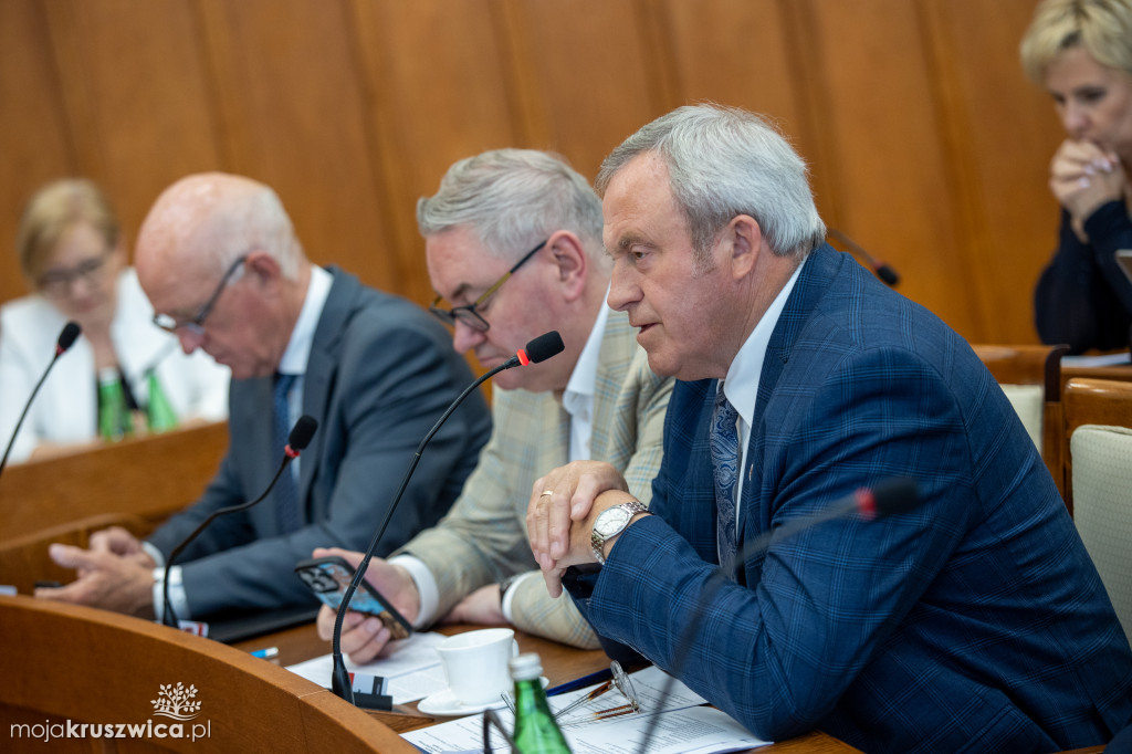 Wotum zaufania i absolutorium dla zarządu województwa