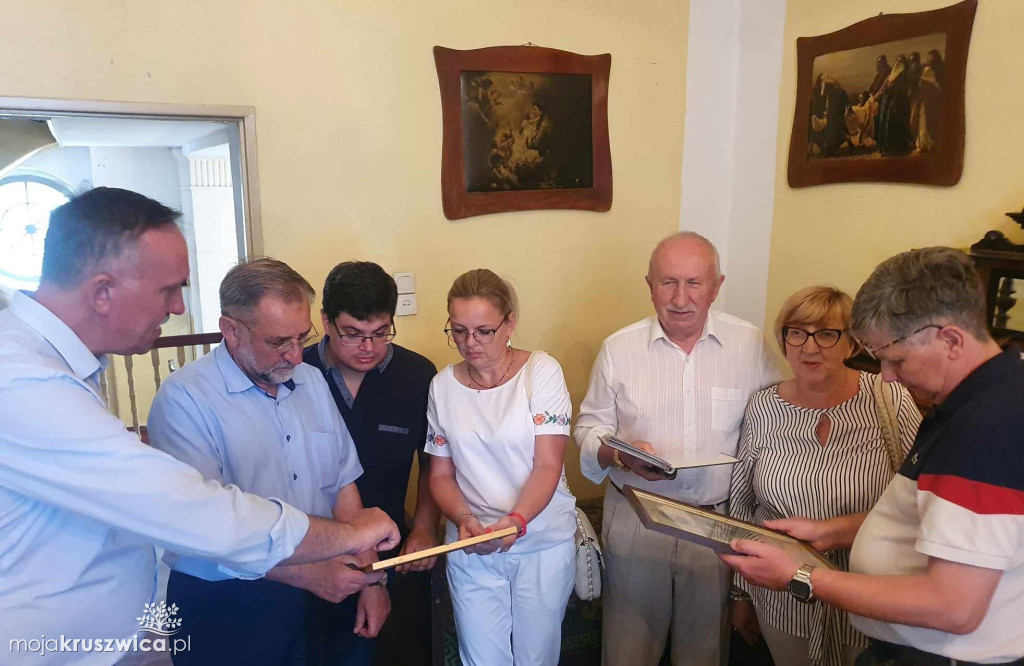 Ruszyli śladami księdza Antoniego Ludwiczaka, proboszcza parafii w Chełmcach